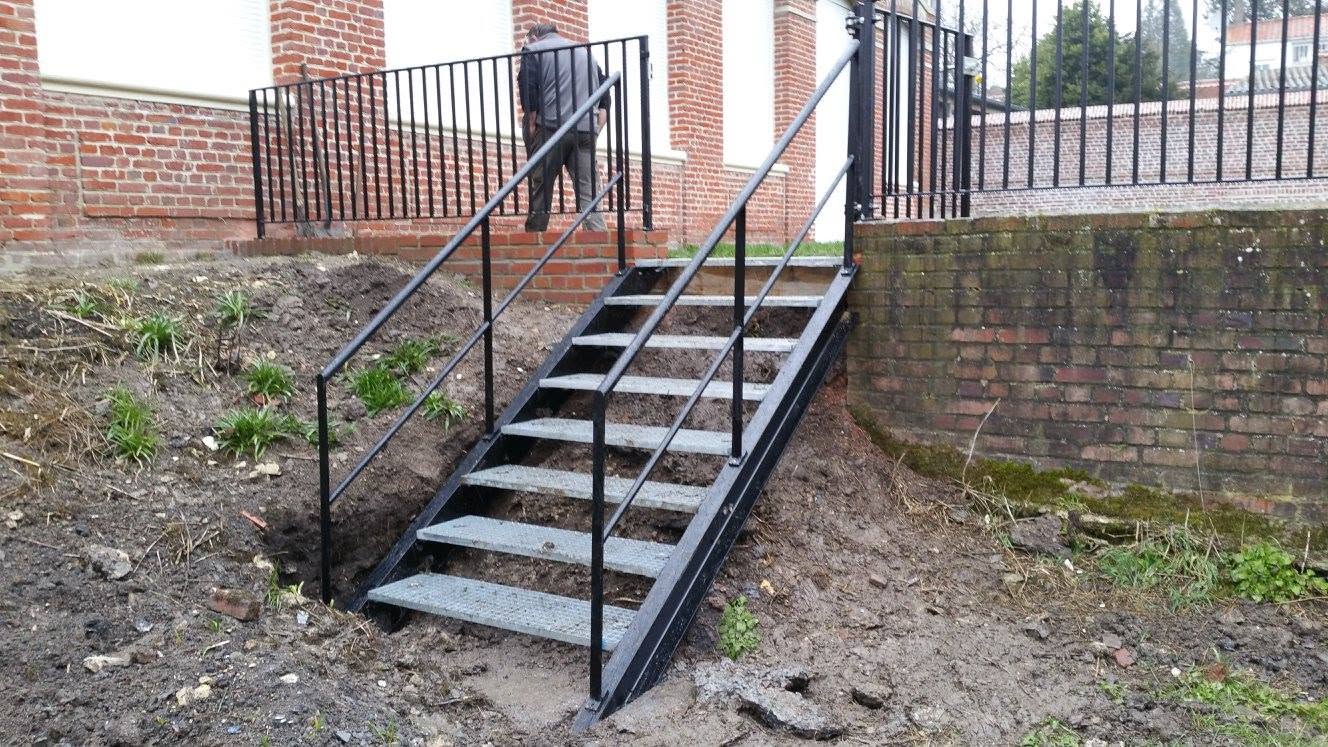 Escalier métallique avec marches caillebotis et garde-corps acier