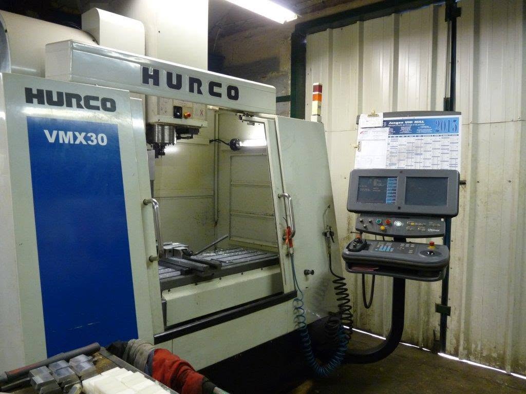 Centre d'usinage Hurco VMX30 dans l'atelier de la Société Froment
