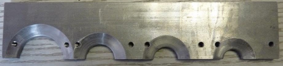 Plaque acier usinée avec quatre lamages demi-circulaires